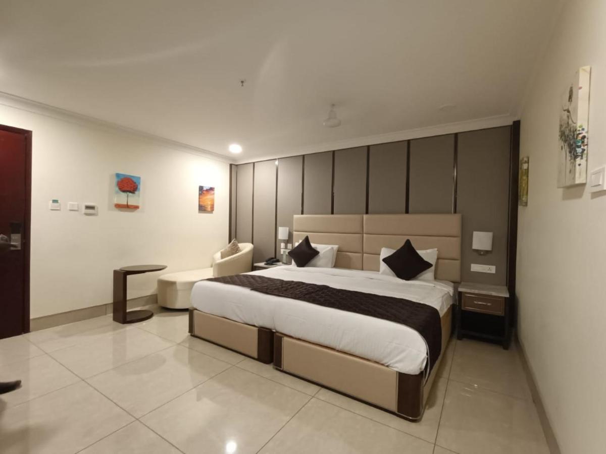 Rkn Grand Hotel Pondicherry Exterior foto