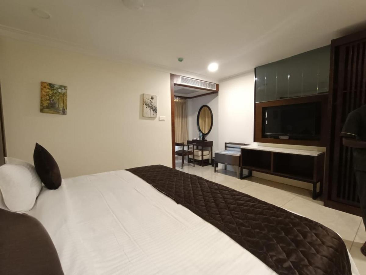 Rkn Grand Hotel Pondicherry Exterior foto