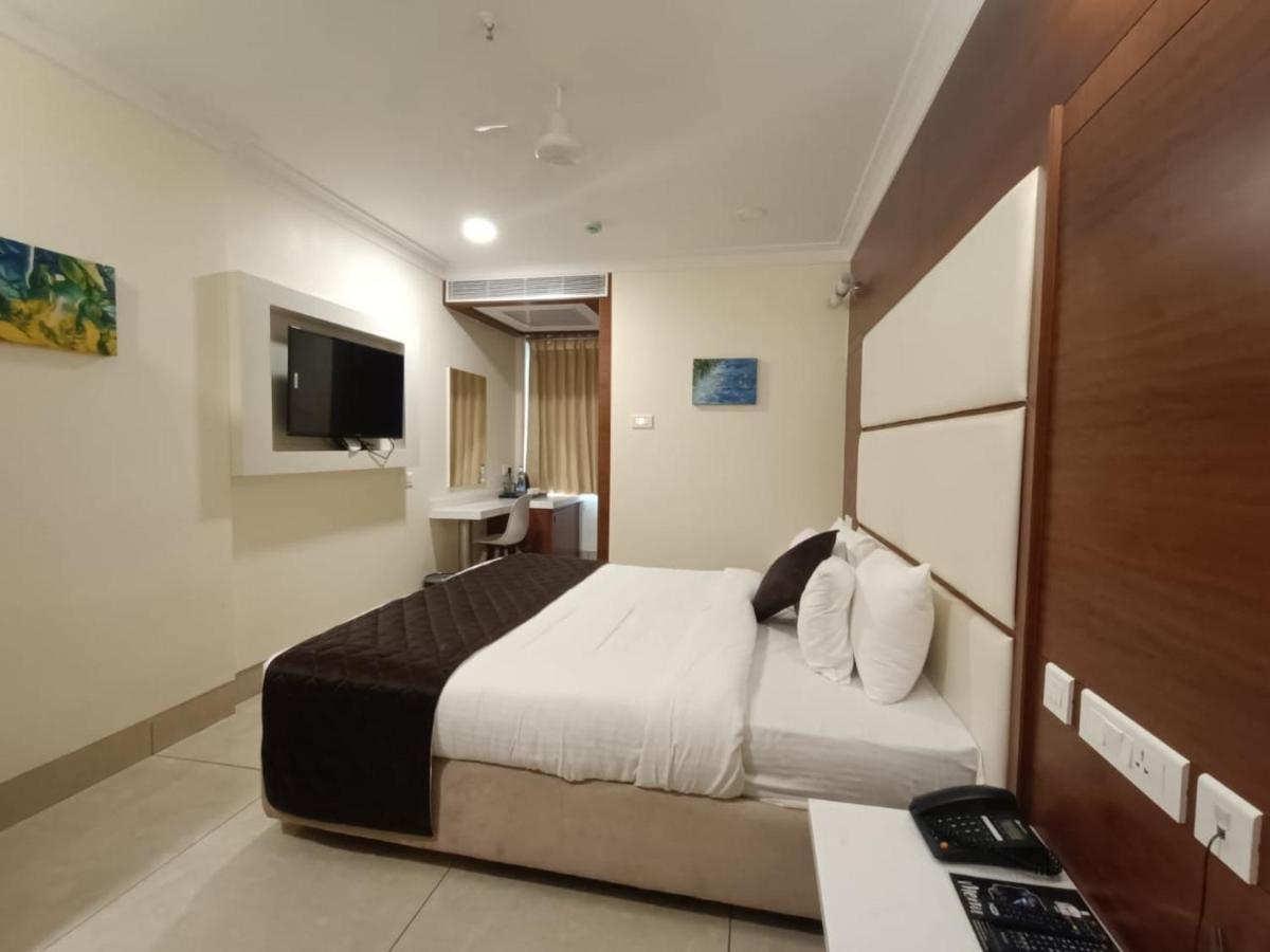 Rkn Grand Hotel Pondicherry Exterior foto